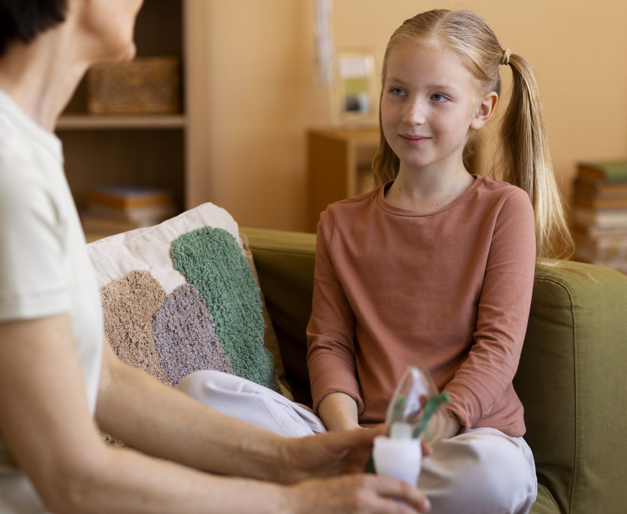 https://cmdenfant.com/wp-content/uploads/2026/04/side-view-woman-girl-with-nebulizer-scaled-e1776201324151.jpg
